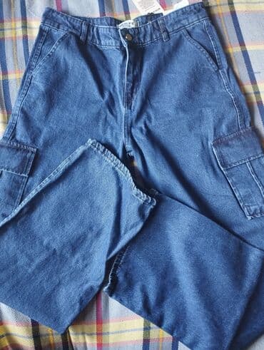 qadınlar üçün qısa cinslər: Yeni qadın şalvarları. Öndə, arxada və yanlarda M ciblər Etiketi ilə — 1