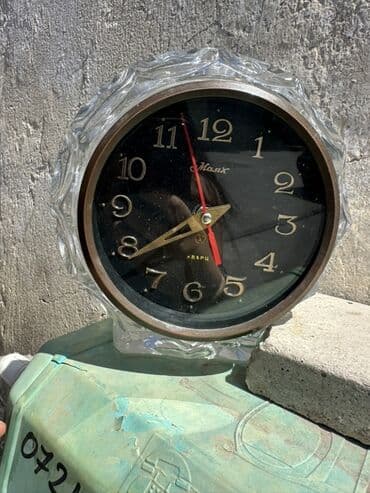 антикварные часы настенные: Kvars mexanizmli, qəhvəyi çərçivəli və qara siferblatlı stolüstü saat — 2