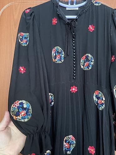 Baş geyimləri: Qadınlar üçün qara rəngli, çiçək naxışlı, plisəli maksi don. Bu zərif — 8