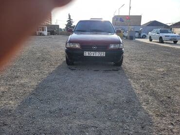 опель зафира а: Opel Astra sedan (qırmızı-bordo rəng), 4 qapılı, AZ dövlət nömrə — 8