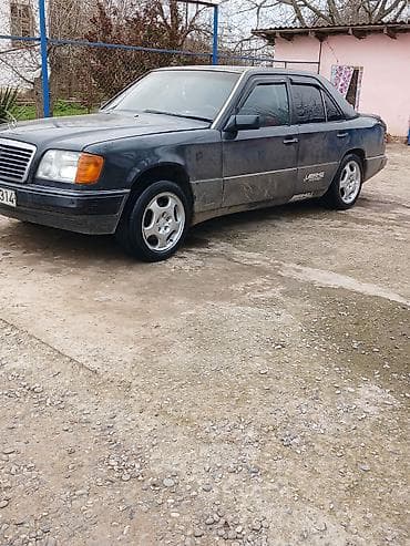 Mercedes-Benz W124: 2.5 l | 1992 il Sedan