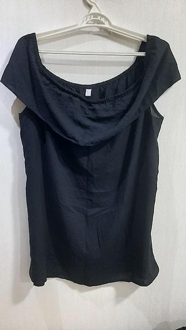 Qara rəngli, çiyinlərdən açıq (off-shoulder) qadın bluz/köynək