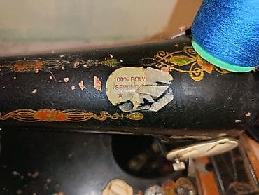 modelka maşınlar: Antik mexaniki tikiş maşını – taxta baza və qapaqla - Korpus: qara — 4