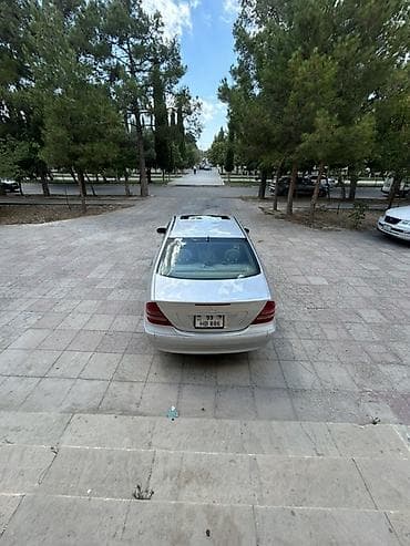 kia ceed sw: Mercedes-Benz C-Class sedan (W203), gümüş rəng. - Kuzov: 4 qapılı — 5