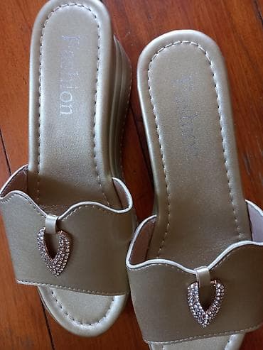 Qadın üçün qızılı rəngli şlapa/sandal - Model: Fashion yazılı, açıq