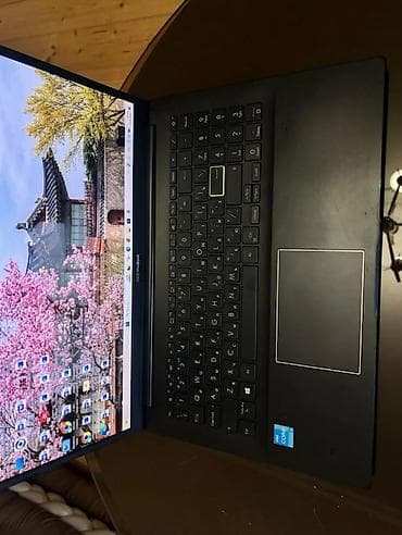 hdm: ASUS VivoBook noutbuku - Model: ASUS VivoBook (qara korpus) - Ekran — 4