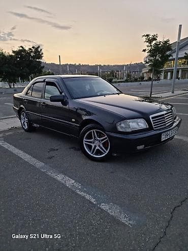 1994 bmw 320: Mercedes-Benz C-Class: 2.2 l | 2000 il Sedan — 10
