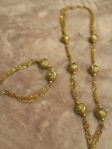 Qadın geyimləri: Qızılı rəngdə zərgərlik dəsti – boyunbağı və bilərzik - Tərkibi — 2