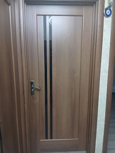 Daxili otaq qapıları — ağac fakturalı, isti qəhvəyi tonlarda — 3