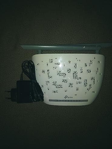 TP-Link brendinə məxsus ağ rəngli simsiz router. Cihazın yuxarı