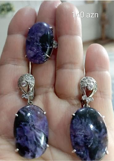 vilur dest: Bənövşəyi-qara naxışlı təbii daşlardan hazırlanmış zərgərlik dəsti: - — 1