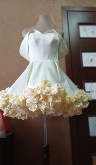 nişan donu: Qısa ağ kokteyl/nişan paltarı - Rəng: süd ağ - Siluet: beldən açılan — 1