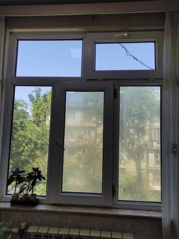 ayna qapı: Ağ rəngdə plastik pəncərə, iki böyük şaquli bölmə və iki kiçik üfüqi — 2