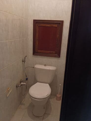 kiraye evler qaracuxur: Mənzilin təsviri: - İşıqlı otaq: Divar kağızlı, tavan rozetkası və — 4