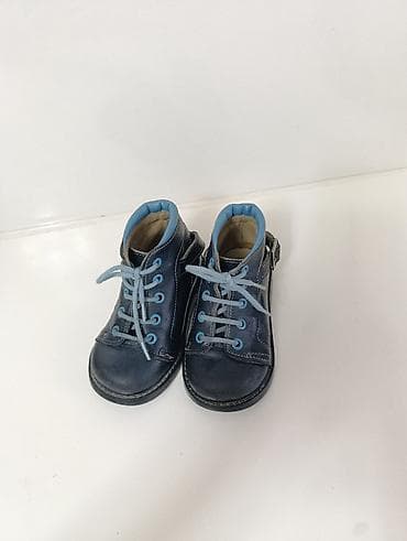 Uşaq ayaqqabıları – tünd mavi rəngdə, açıq mavi detallı .Ortepetik