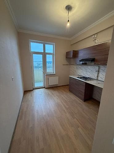 kiraye menzil: Bineqedide azadliq metrosuna yaxin 5/1 mertebesinde 3 otaqli eşiyasiz — 2