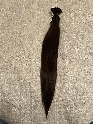 Təbii insan saçı – tünd qəhvəyi (şabalıdı) rəngdə, uzun və düz yapı