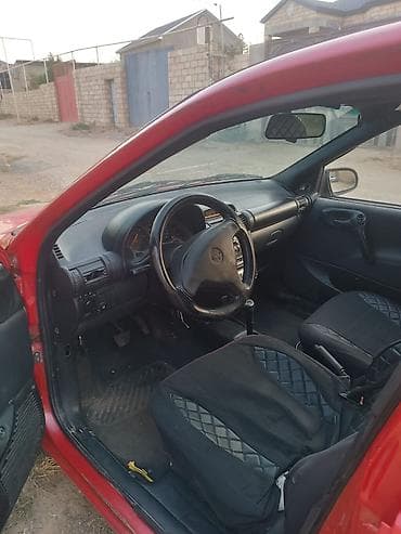 ferrari satilir: Qırmızı rəngli şəhər avtomobili – 5 qapılı hatchback. otur sur — 4