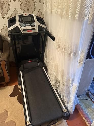 Qaçış trenajoru (treadmill) - Geniş qaçış səthi, evdə kardio məşqləri