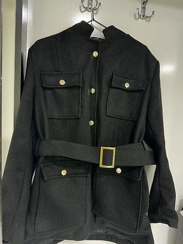 Qara rəngdə qadın üst geyimi – palto/çəkməli jaket üslubu