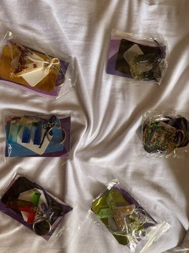 qapi ustu asmalar: Fərqli rənglərdə və dizaynlarda mövcud olan qatran açar halqaları. Bu — 8