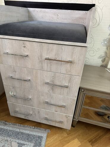 Oğlan və qız üçün, Beşik, Komod