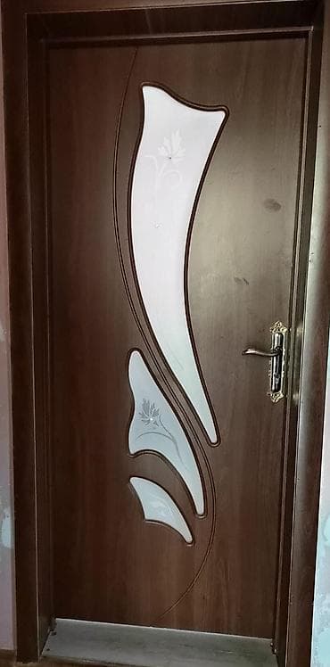 qapi ve pencere: Daxili otaq qapısı – ağac naxışlı şpon/laminat səth, tünd qəhvəyi ton — 2