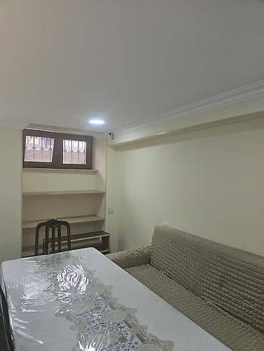 Kirayə üçün kiçik yeraltı/ofis-tipli otaq - Sahə: təxminən 10–12 m² -