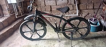 Uşaq velosipedləri: Dağ velosipedi qara rəngdədir və qırmızı detallarla bəzədilib — 2