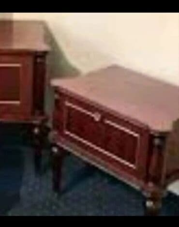 itmiş əşyalar: Zərif qırmızı-qəhvəyi rəngdə taxta yataq otağı masası, yataq otağı — 1