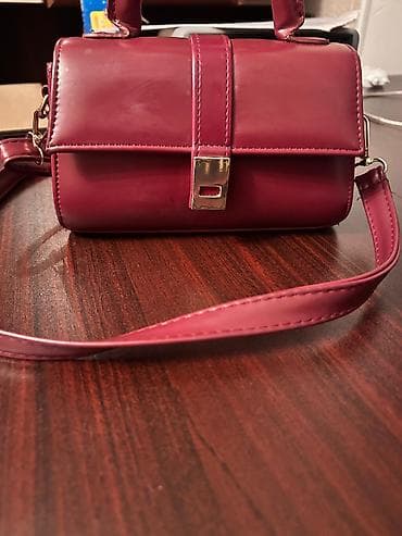 Bordo rəngli kiçik çiyin/çarpaz çanta. Ünvan:Mingəçevir - Parlaq