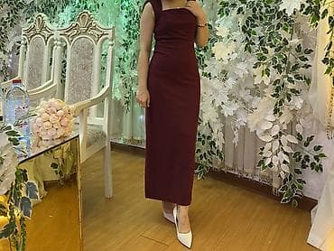 Bordo rəngdə, bədənə oturan ziyafət/gecə geyimi - Model: düz kəsim