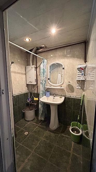 Kirayə üçün mənzil – çoxmərtəbəli binada 3 otagli menzil. - Pəncərədən — 7