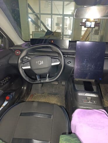 kvadrasikl satılır: Ağ rəngli müasir sedan – aerodinamik kuzov, kəskin LED ön/arka işıqlar — 3