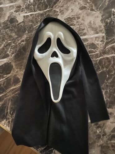 Krik maskasi orijinal filimdeki.50 manat.Sehifelerde 70$ di.lateks