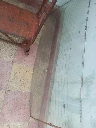 Avtomobilin arxa şüşəsi – elektrikli isinmə xətləri ilə. Bmv patpresi