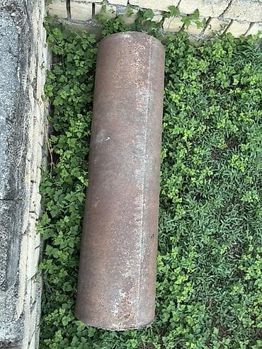 бачок для унитаза: Qalın divarlı metal boru parçası. Silindrik formadadır və ağır metall — 1