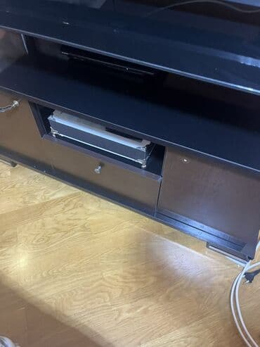 Masalar və oturacaqlar: Düz TV altlığı, Polkalı, Laminat — 1