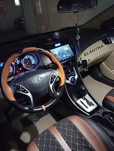 nissan tida 2012: Hyundai Elantra: 1.6 l | 2012 il Sedan — 6