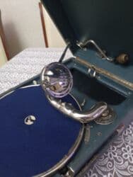 pul daxılı: Kompakt çamadan tipli mexaniki patefon. Xüsusiyyətlər: - Qol ilə — 2