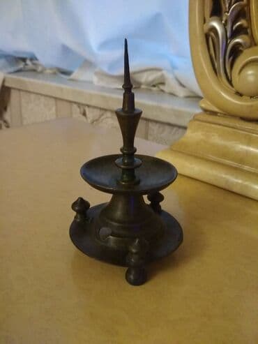 Qədimi mis şamdan. Möhürü var. Fotoda göstərilib