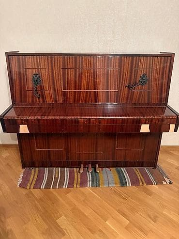 Upright pianino – klassik dizayn, parlaq tünd-qəhvəyi (maun üslubunda)