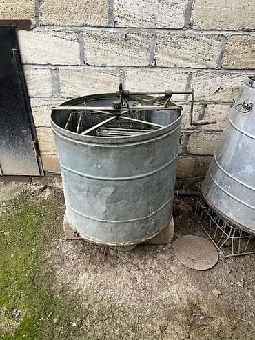 Mexaniki əl fırlatmalı bal çıxarıcı (mərkəzdənqaçma üsulu ilə). -