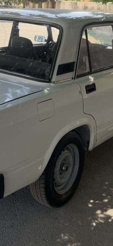vaz 2107 suret qutusu: Ağ rəngdə olan VAZ-2107 avtomobili. Avtomobilin arxa tərəfi — 1