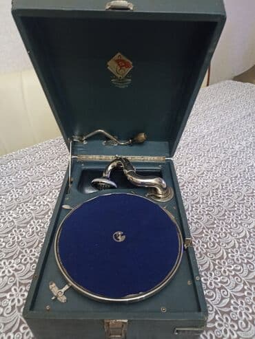 pul daxılı: Kompakt çamadan tipli mexaniki patefon. Xüsusiyyətlər: - Qol ilə — 1