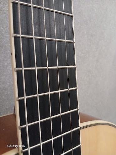musiqi aleti: Klassik gitara. Dəmir simlər. Gitaranı 180 manata almışdım, indi — 2