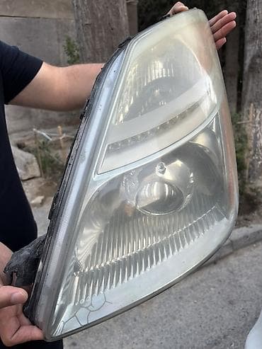 Avtomobil üçün ön fara bloku satılır. Şəkillərdə göründüyü kimi