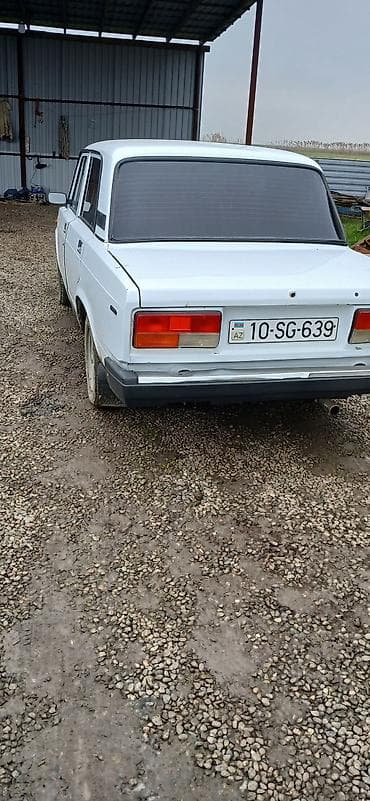 prius diskler: VAZ 2107 sedan – ağ rəngli, 4 qapılı klassik kuzov. Mexaniki yan — 6