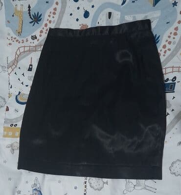 Dəstlər, kostyumlar: Qara mini yubka. s razmerə uygun. 7 azn. arxa hisəsində qısa razrezi — 2