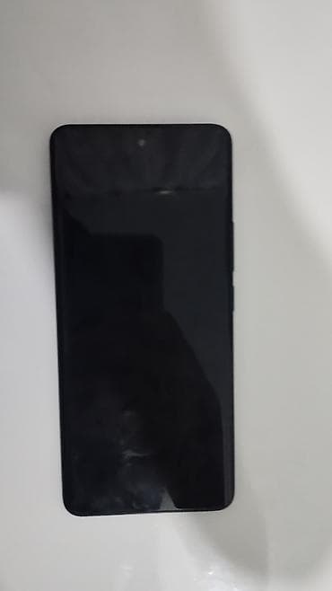mini smart phone: Arxa tərəfində "REDMI" brendi və "108MP" yazısı olan qara rəngli — 5